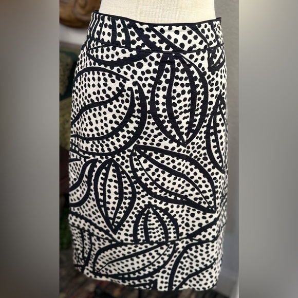 Ann Taylor Skirt Black And White Leaf Polka Dot Short Pencil Skirt Size Women 14 - Picture 1 of 3